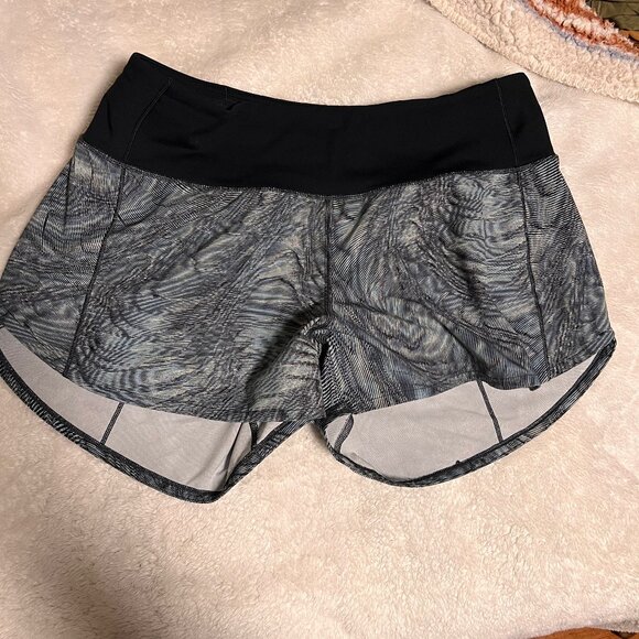 SOLD Lululemon Speed Up Mid-Rise Short 4" - Picture 5 of 6